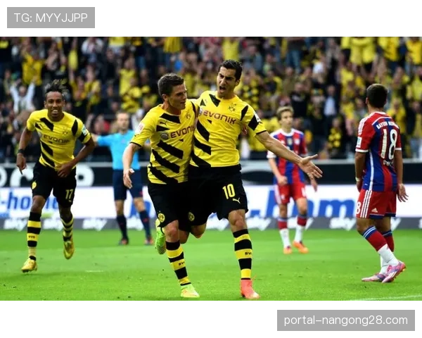 拜仁vs多特赛前，南看台巨型Tifo致敬已故功勋主席赫内斯